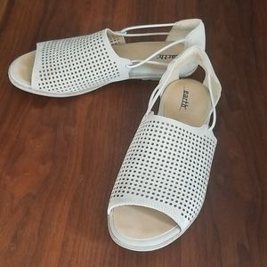 Earth Shelly Taupe size 8